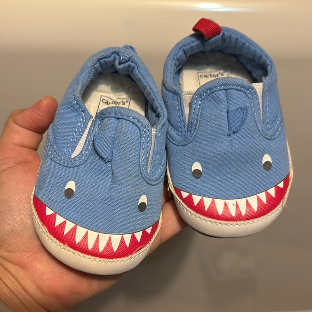 CARTERS BABY SHOES 6-9 MONTHS